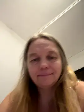 Snapshot of Susanel chatting on October 5, 2025, 9:49 pm Susanel online show from October 5, 2025, 9:49 pm