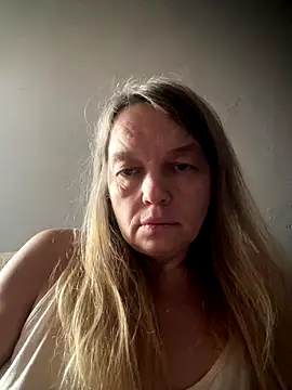 Snapshot of Susanel chatting on October 5, 2025, 9:44 am Susanel online show from October 5, 2025, 9:44 am