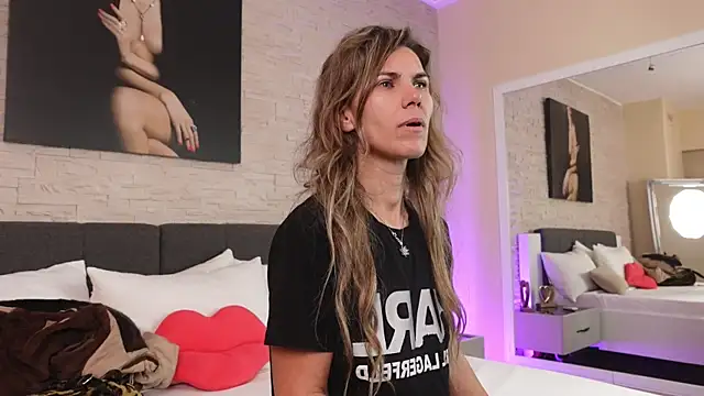 Snapshot of FeliciaKrige chatting on November 4, 2025, 10:57 pm FeliciaKrige online show from November 4, 2025, 10:57 pm