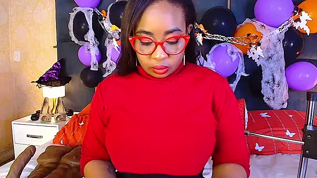 Snapshot of CaseyMoon chatting on October 28, 2025, 12:48 pm CaseyMoon online show from October 28, 2025, 12:48 pm