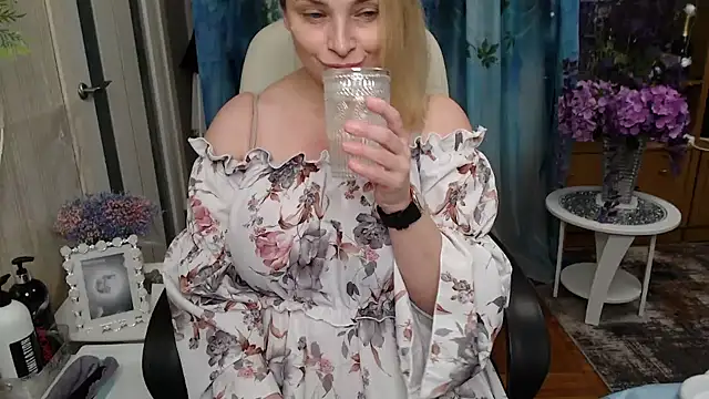 Mika Passion online show from November 15, 2025, 8:24 pm