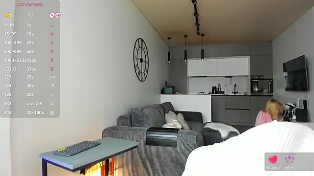 Juicy Bella online show from April 22, 2026, 9:16 am