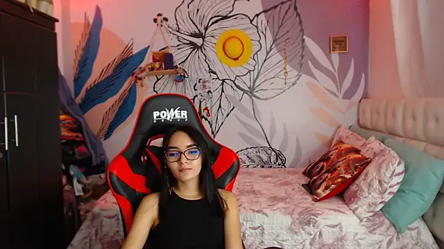 LinzyBaner online show from January 8, 2025, 1:11 am