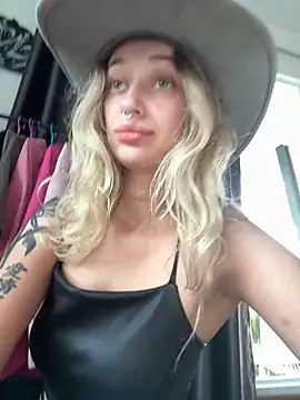 Snapshot of MonicaMilz chatting on December 21, 2024, 10:39 am MonicaMilz online show from December 21, 2024, 10:39 am