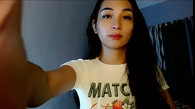 Snapshot of SweetLilly_18 chatting on July 21, 2026, 2:36 am SweetLilly 18 online show from July 21, 2026, 2:36 am