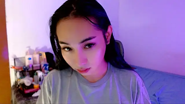 SweetLilly 18 online show from November 10, 2025, 3:22 am