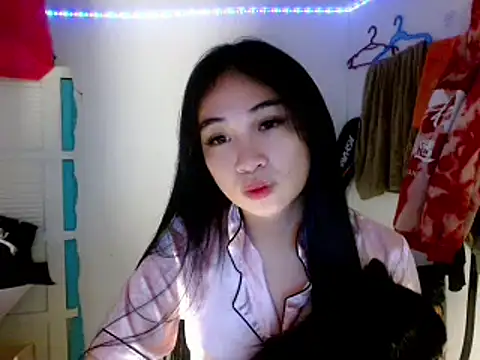 SweetLilly 18 online show from March 15, 2025, 3:06 pm