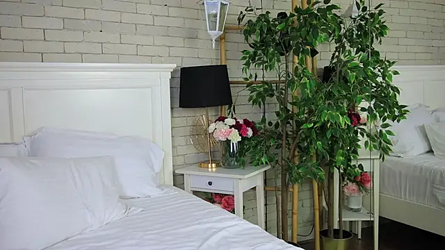 Snapshot of EmillyBronte chatting on October 5, 2025, 7:37 pm EmillyBronte online show from October 5, 2025, 7:37 pm