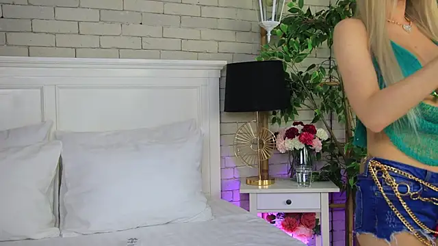 Snapshot of EmillyBronte chatting on November 24, 2025, 8:31 pm EmillyBronte online show from November 24, 2025, 8:31 pm