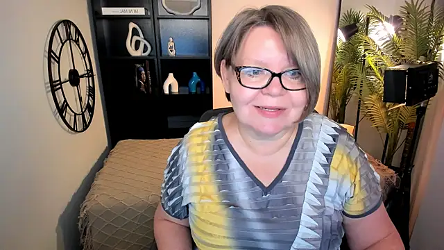 Snapshot of Shannonshine chatting on May 13, 2026, 5:25 am Shannonshine online show from May 13, 2026, 5:25 am