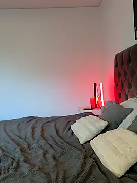 Snapshot of EllaMae chatting on October 12, 2025, 2:18 pm EllaMae online show from October 12, 2025, 2:18 pm