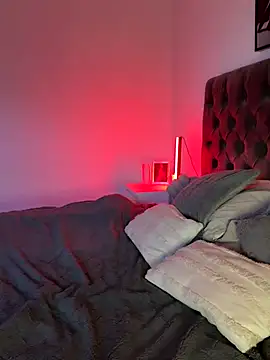 Snapshot of EllaMae chatting on November 11, 2025, 2:12 pm EllaMae online show from November 11, 2025, 2:12 pm