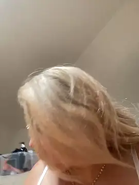 Snapshot of x_elena_x chatting on March 21, 2025, 8:39 am x elena x online show from March 21, 2025, 8:39 am