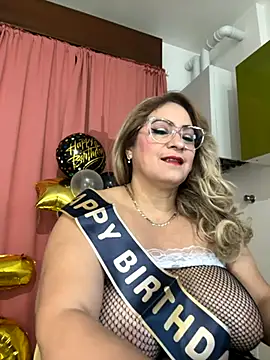 Snapshot of x_elena_x chatting on November 22, 2025, 8:13 am x elena x online show from November 22, 2025, 8:13 am