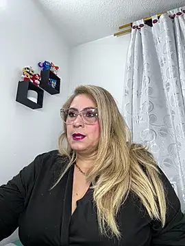 Snapshot of x_elena_x chatting on December 18, 2025, 10:19 am x elena x online show from December 18, 2025, 10:19 am