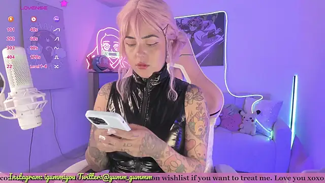 cute catlyn online show from December 15, 2025, 3:29 pm