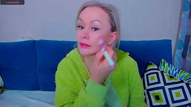 EllenMoore online show from September 26, 2025, 3:13 am