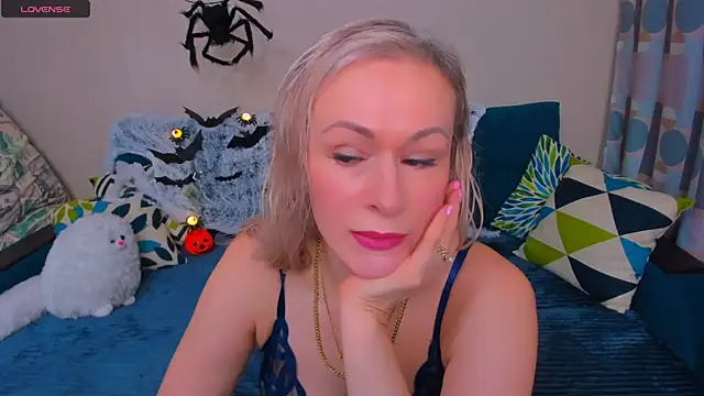 EllenMoore online show from October 30, 2025, 3:05 am