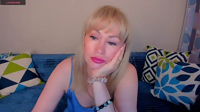 EllenMoore online show from July 25, 2026, 3:03 am