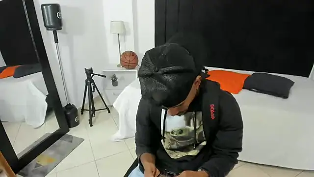 anhtony wayans online show from October 6, 2025, 12:01 am