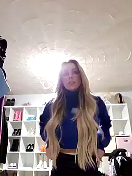 Snapshot of LilyOrion chatting on December 4, 2024, 3:09 am LilyOrion online show from December 4, 2024, 3:09 am