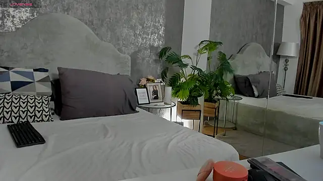 LisaCroft online show from February 9, 2026, 6:33 am