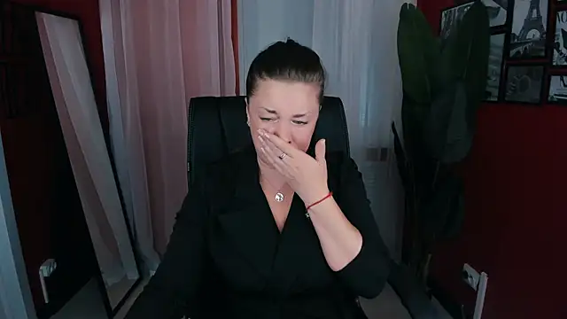 Snapshot of AnaMills chatting on September 16, 2025, 10:05 am AnaMills online show from September 16, 2025, 10:05 am