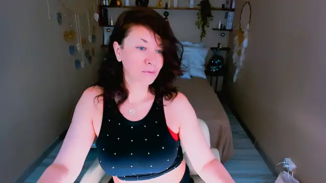 Snapshot of AnaMills chatting on December 16, 2025, 10:19 am AnaMills online show from December 16, 2025, 10:19 am