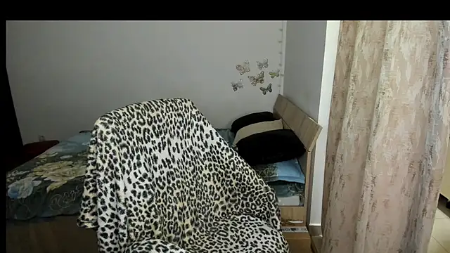 KrissLoona online show from December 1, 2025, 4:19 pm