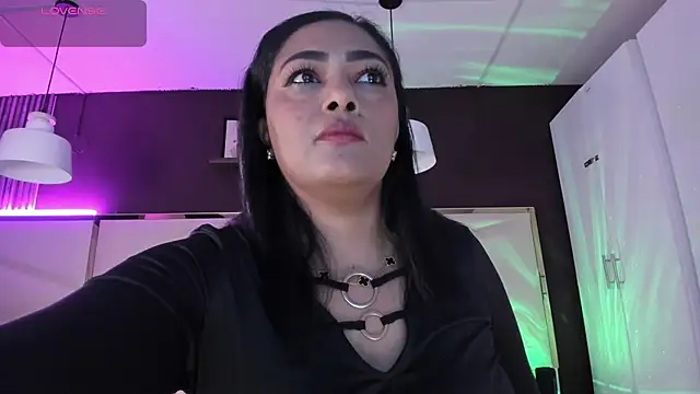 Snapshot of Inndrahot chatting on November 17, 2025, 4:27 am Inndrahot online show from November 17, 2025, 4:27 am