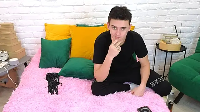 LandelRay online show from February 18, 2025, 7:19 pm