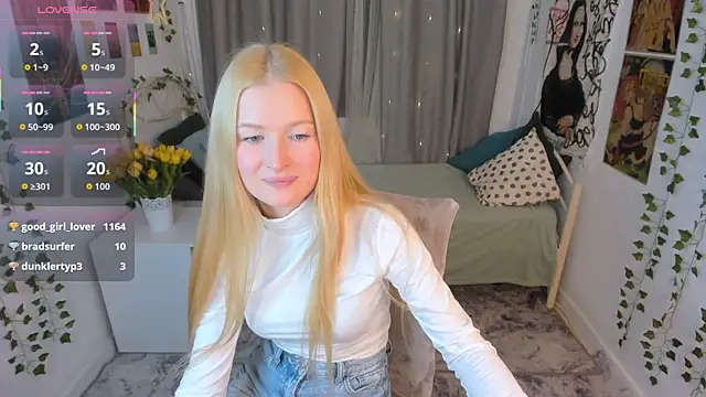 Laly Peach online show from December 13, 2025, 8:04 pm