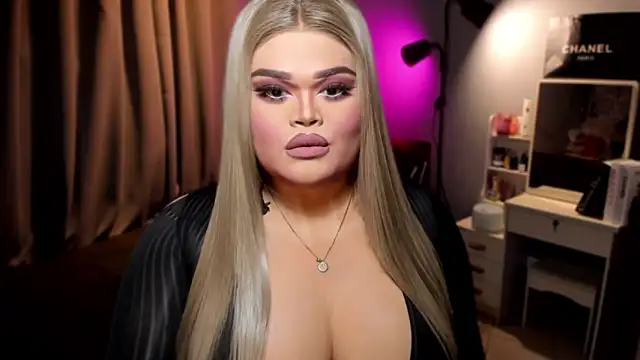 Snapshot of KarolinaThompson chatting on December 3, 2024, 6:33 pm KarolinaThompson online show from December 3, 2024, 6:33 pm