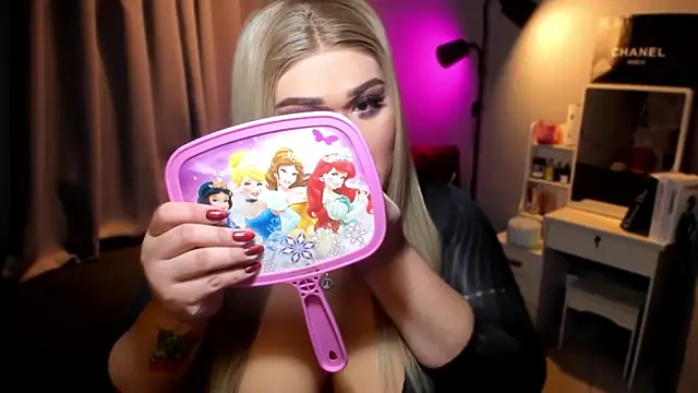 Snapshot of KarolinaThompson chatting on December 6, 2024, 5:58 am KarolinaThompson online show from December 6, 2024, 5:58 am