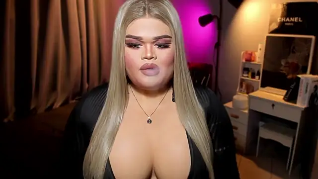 Snapshot of KarolinaThompson chatting on December 4, 2024, 12:46 am KarolinaThompson online show from December 4, 2024, 12:46 am