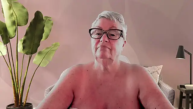 GrannyChrissy68 online show from February 12, 2026, 10:53 pm