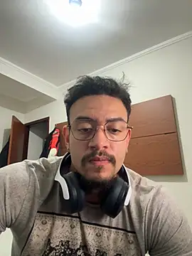 Snapshot of YhagoViana chatting on October 6, 2025, 4:57 am YhagoViana online show from October 6, 2025, 4:57 am