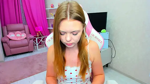 Snapshot of Strawberrye chatting on May 4, 2026, 3:21 am Strawberrye online show from May 4, 2026, 3:21 am