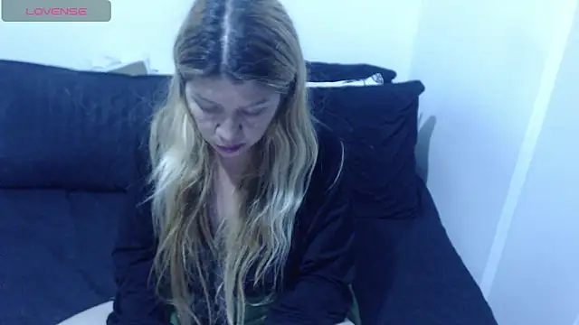 Dulce-Bella online show from October 6, 2025, 8:42 pm