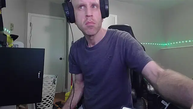 Snapshot of Anix888 chatting on May 17, 2026, 1:44 pm Anix888 online show from May 17, 2026, 1:44 pm