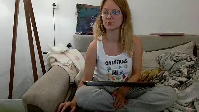 little-leni online show from September 27, 2025, 8:48 pm