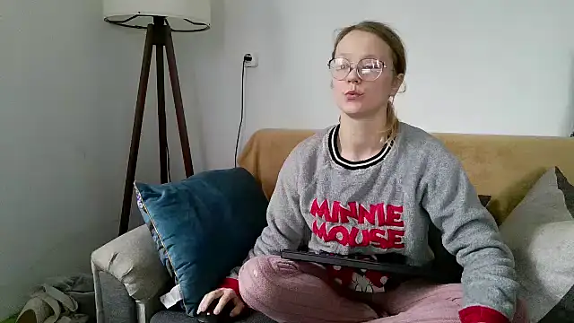 little-leni online show from December 16, 2025, 8:40 am