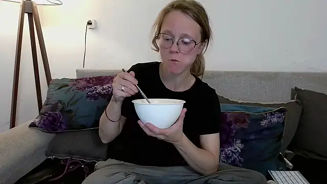 little-leni online show from April 10, 2026, 8:38 pm