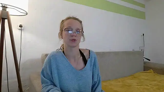 Snapshot of little-leni chatting on May 8, 2026, 8:23 pm little-leni online show from May 8, 2026, 8:23 pm