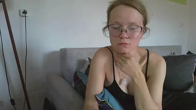 Snapshot of little-leni chatting on May 5, 2026, 6:05 am little-leni online show from May 5, 2026, 6:05 am