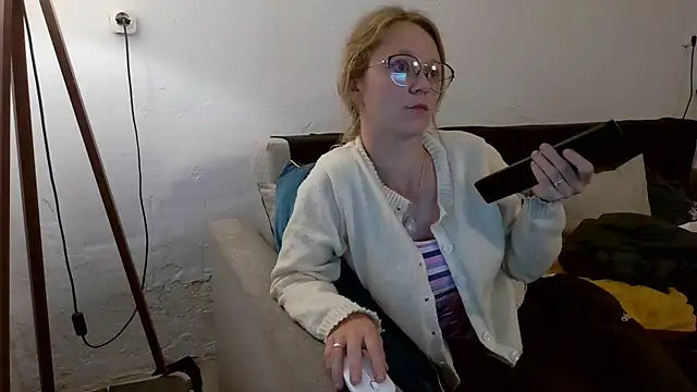 Snapshot of little-leni chatting on June 2, 2026, 7:14 pm little-leni online show from June 2, 2026, 7:14 pm