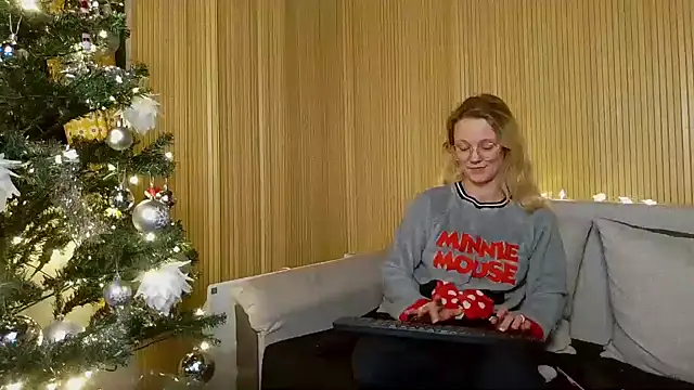 little-leni online show from December 6, 2024, 9:18 pm