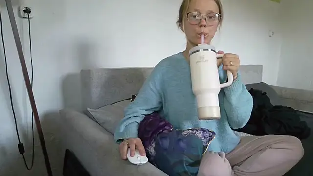 Snapshot of little-leni chatting on April 28, 2026, 7:02 am little-leni online show from April 28, 2026, 7:02 am