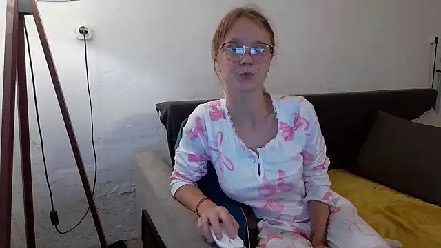 Snapshot of little-leni chatting on June 6, 2026, 8:14 pm little-leni online show from June 6, 2026, 8:14 pm