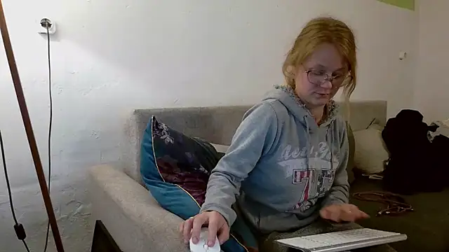 Snapshot of little-leni chatting on May 2, 2026, 7:30 pm little-leni online show from May 2, 2026, 7:30 pm